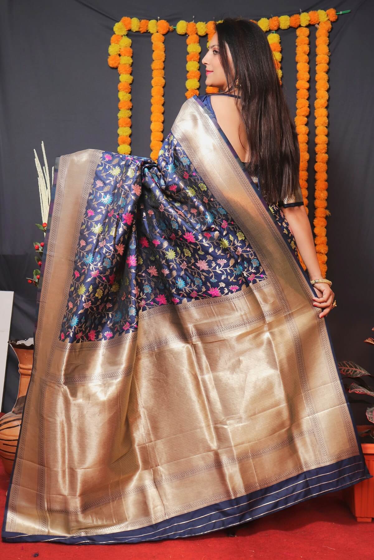 Staring Navy Blue Kanjivaram Silk With Engaging Blouse Piece