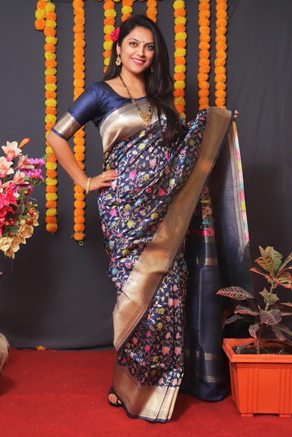 Staring Navy Blue Kanjivaram Silk With Engaging Blouse Piece