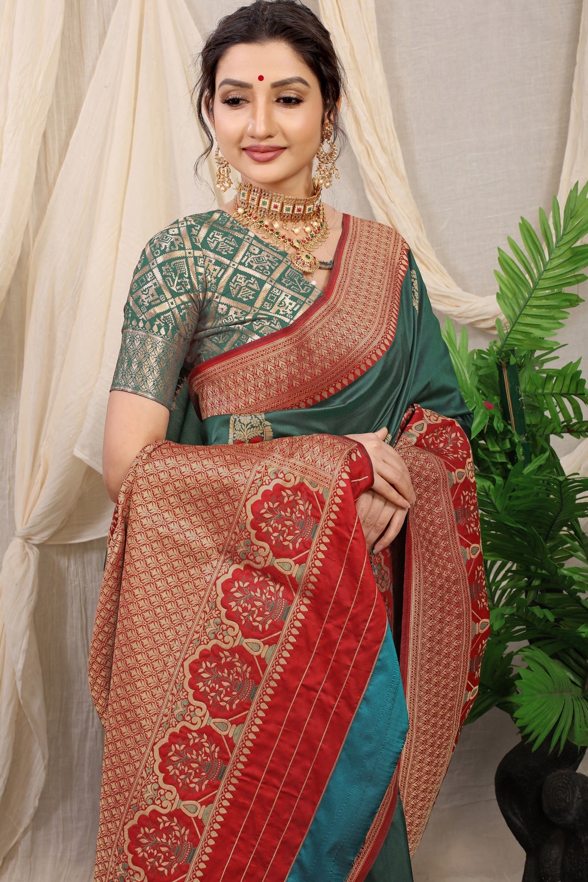 Murmurous Dark Green Kanjivaram Silk With Sizzling Blouse Piece