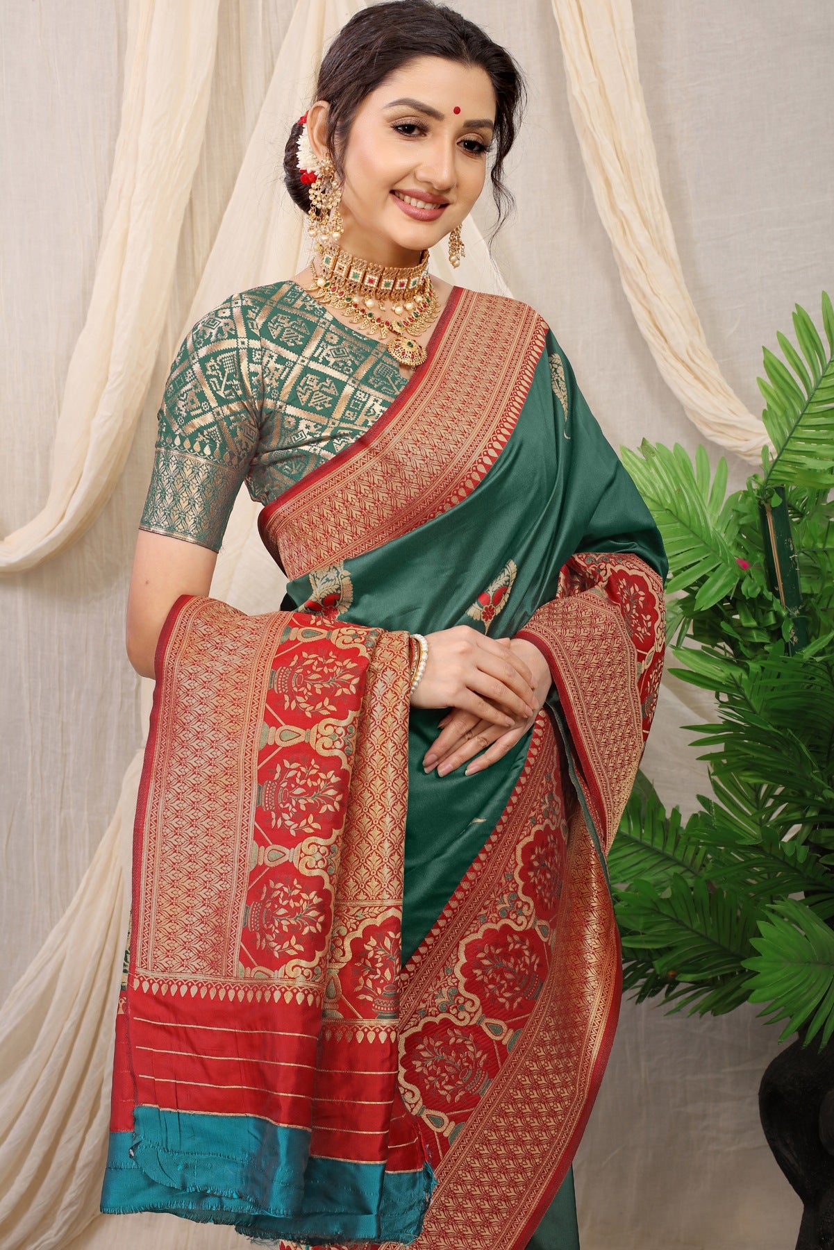 Murmurous Dark Green Kanjivaram Silk With Sizzling Blouse Piece