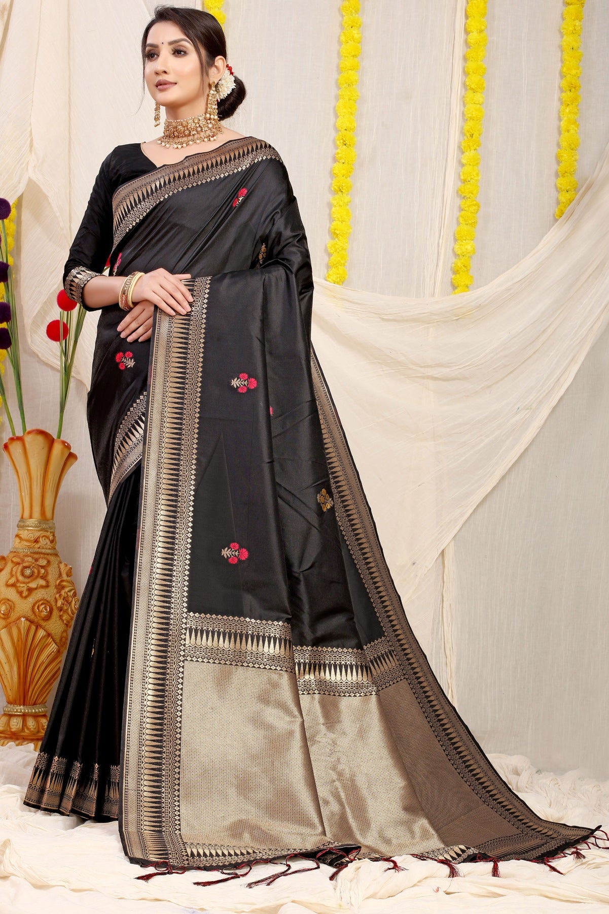 Gleaming Black Banarasi Silk Saree With Magnetic Blouse Piece