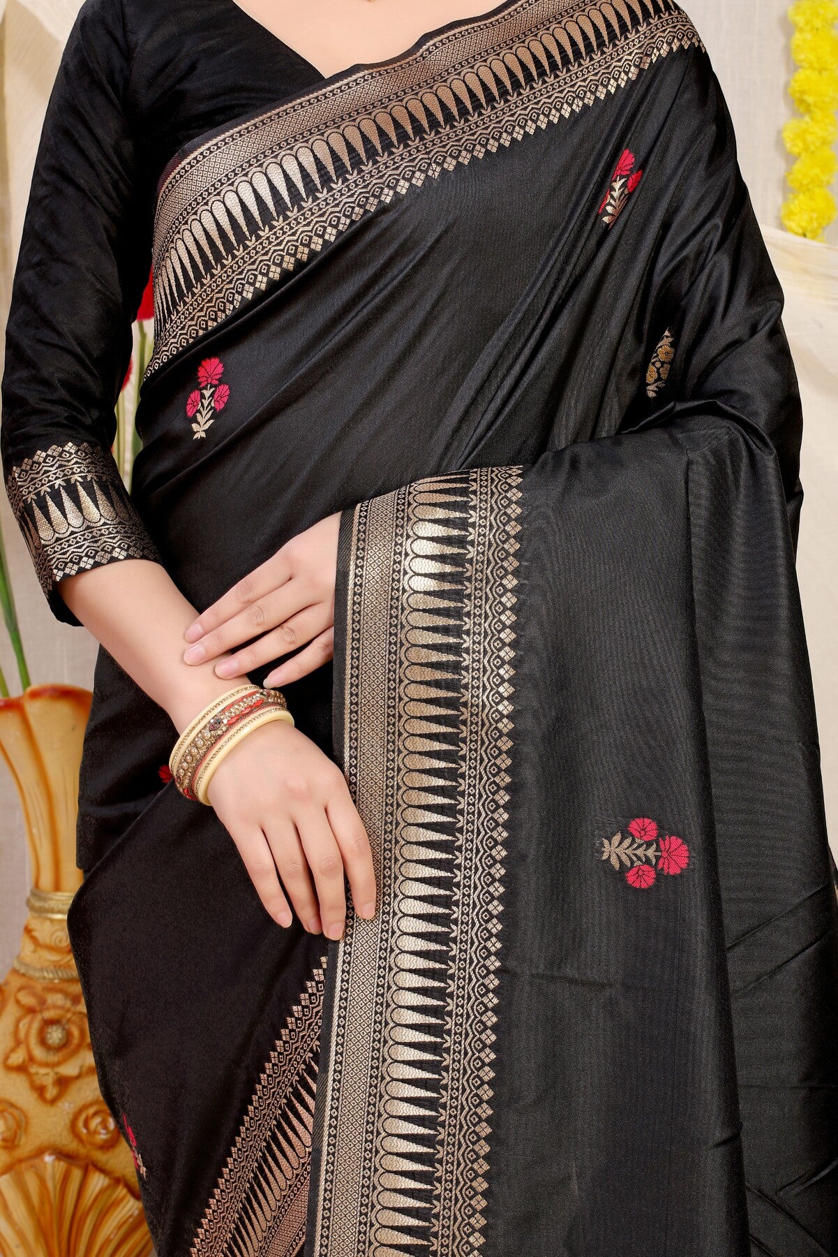 Gleaming Black Banarasi Silk Saree With Magnetic Blouse Piece