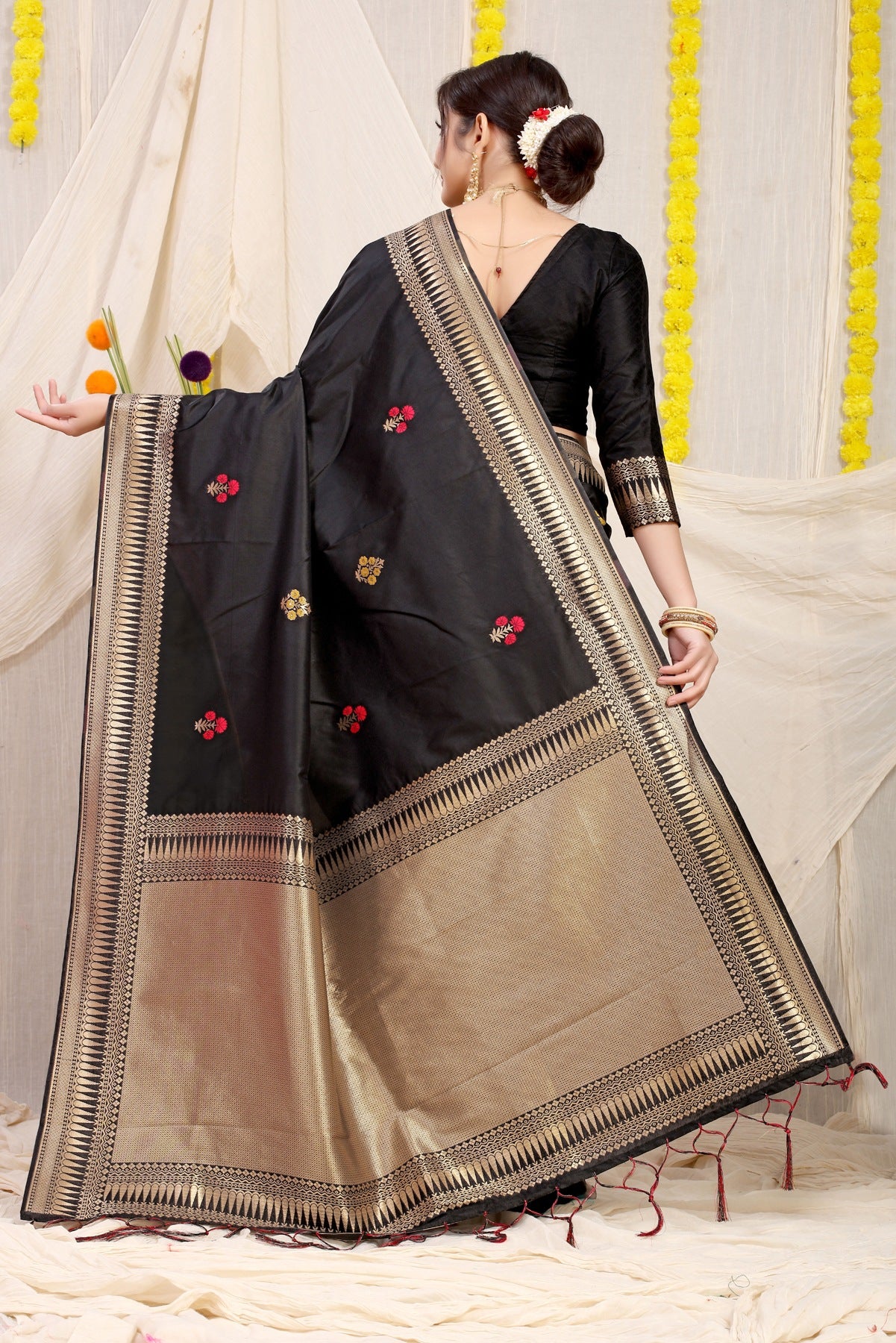 Gleaming Black Banarasi Silk Saree With Magnetic Blouse Piece