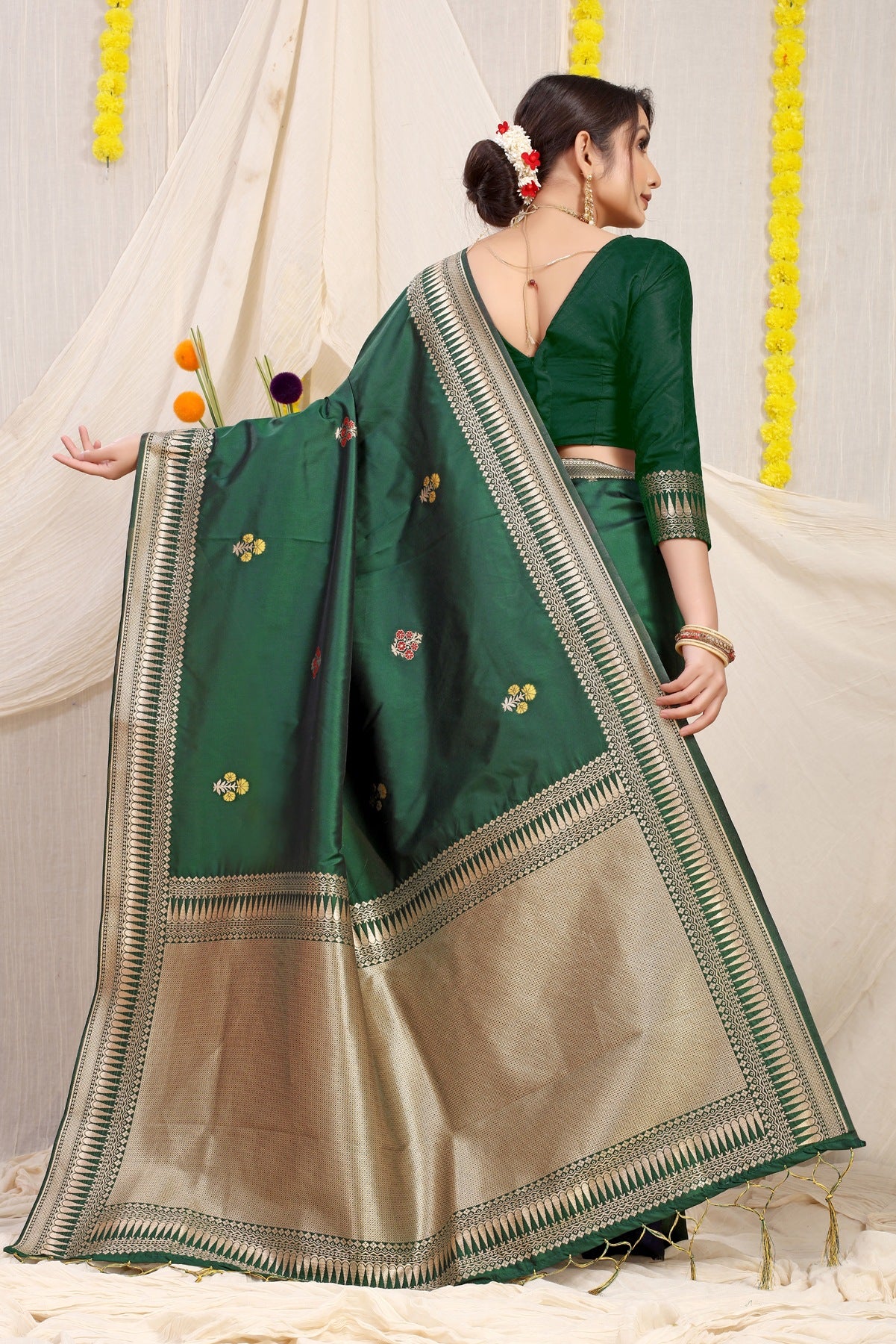 Sensational Dark Green Banarasi Silk Saree With Magnetic Blouse Piece