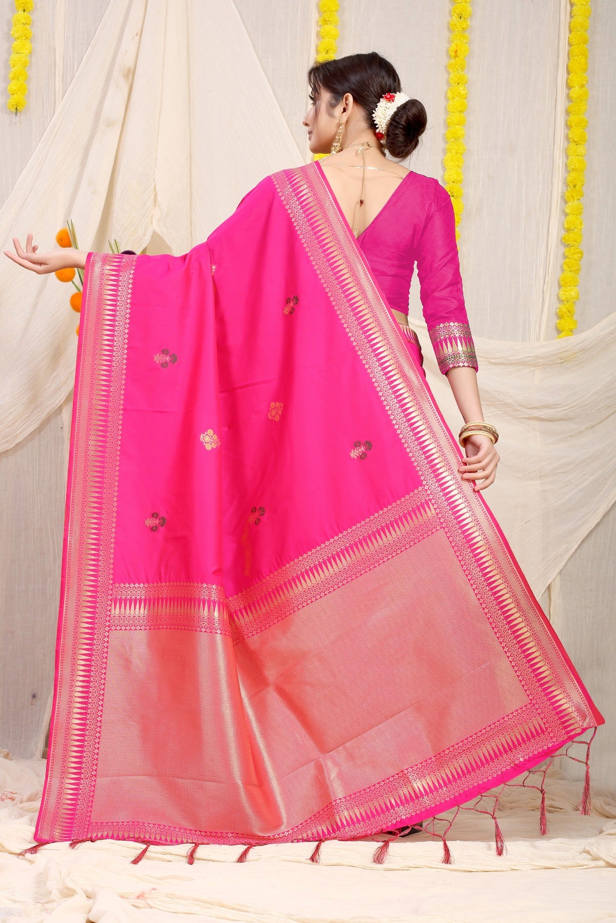 Quintessential Dark Pink Banarasi Silk Saree With Magnetic Blouse Piece