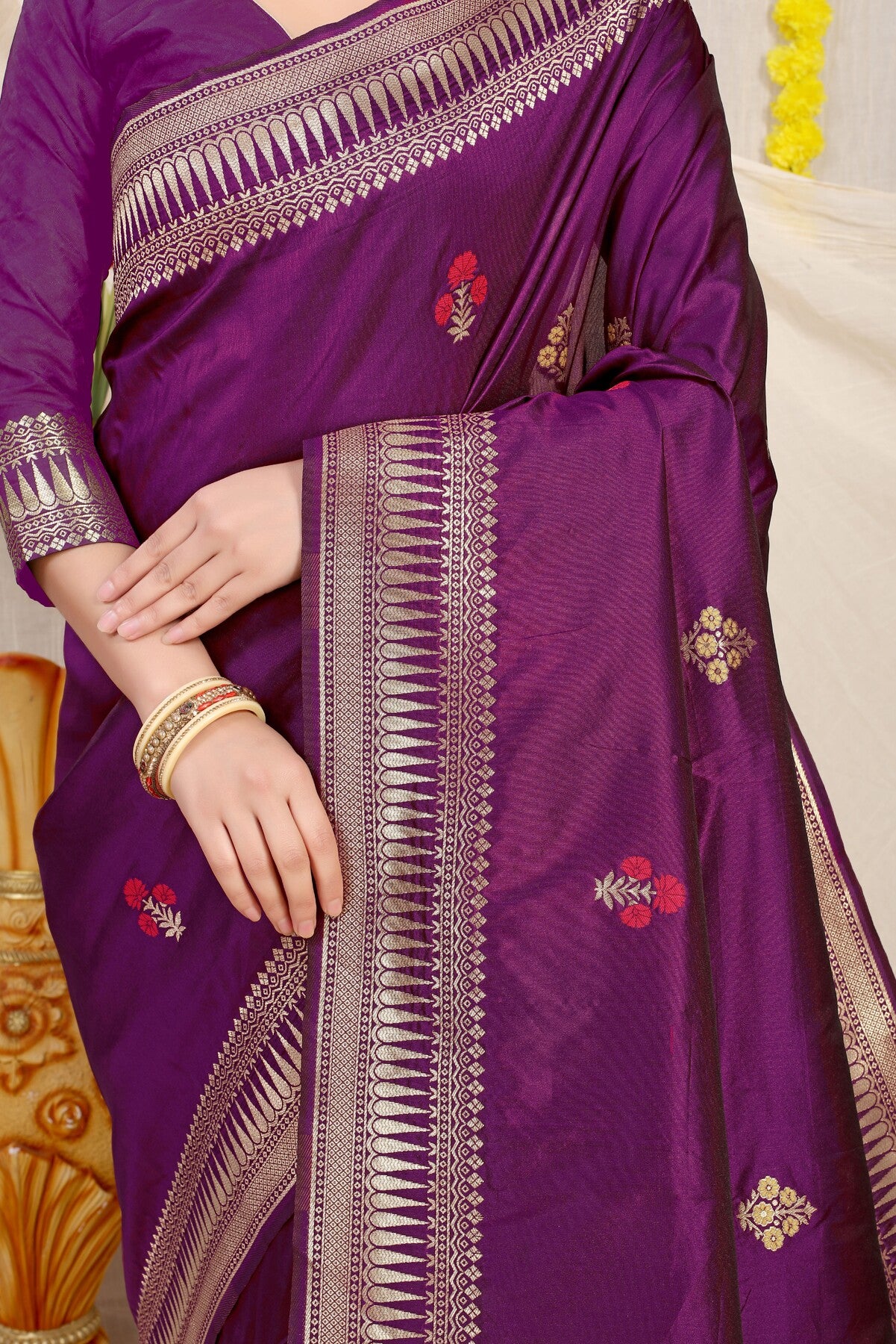 Lovely Purple Banarasi Silk Saree With Magnetic Blouse Piece