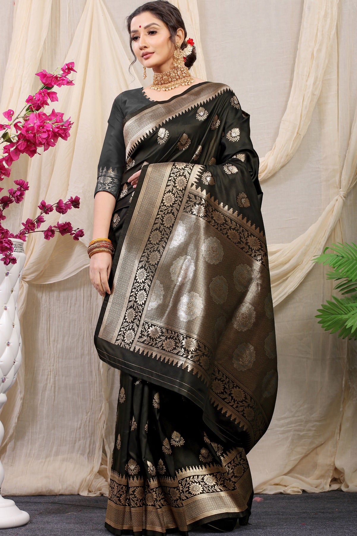 Delectable Black Kanjivaram Silk With Effervescent Blouse Piece