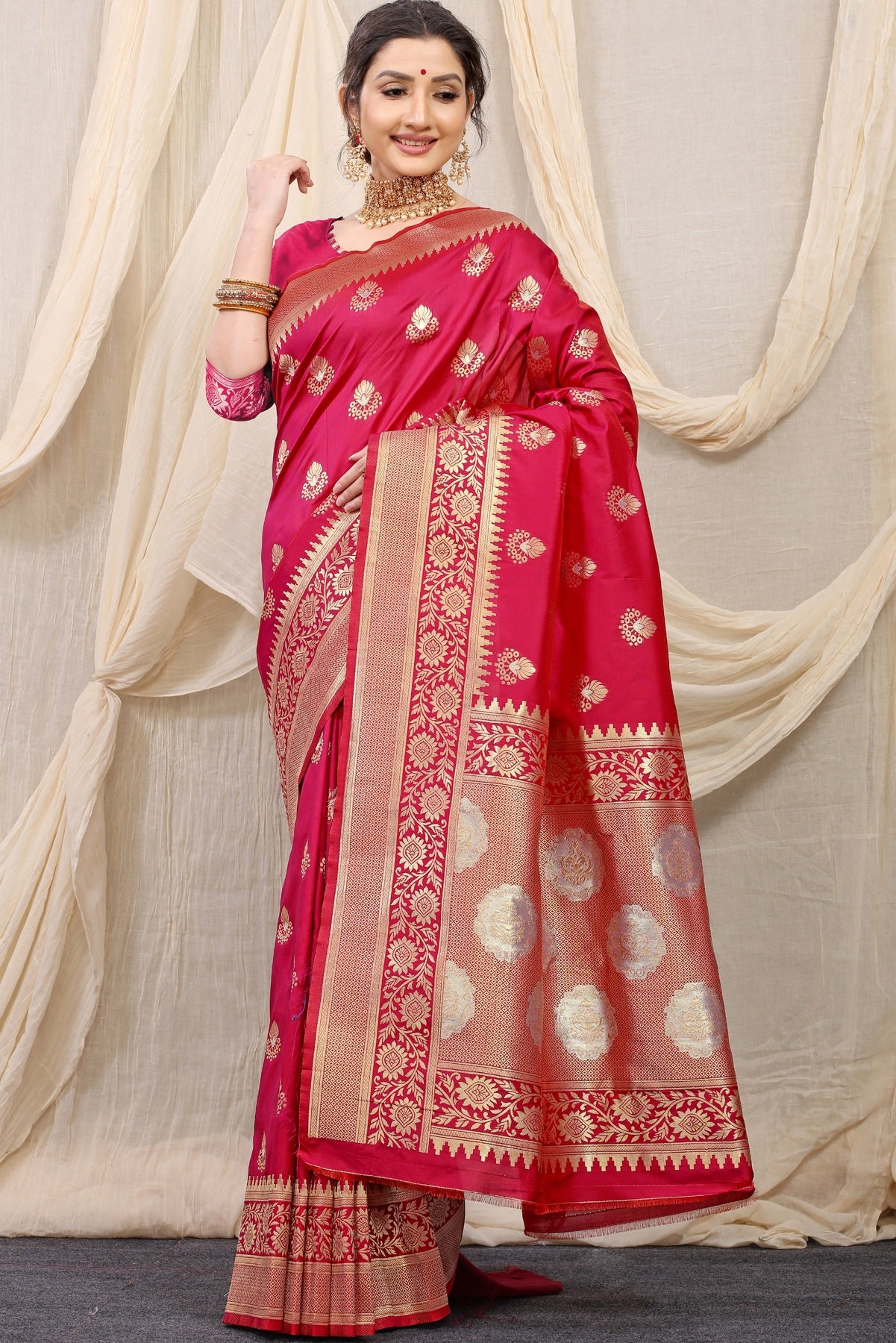 Staggering Dark Pink Kanjivaram Silk With Effervescent Blouse Piece