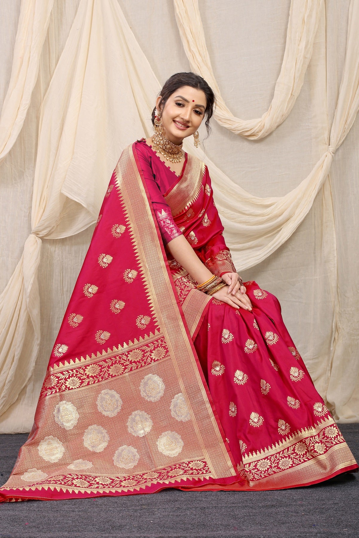 Staggering Dark Pink Kanjivaram Silk With Effervescent Blouse Piece