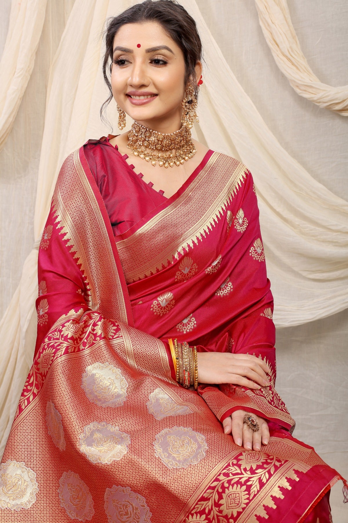Staggering Dark Pink Kanjivaram Silk With Effervescent Blouse Piece