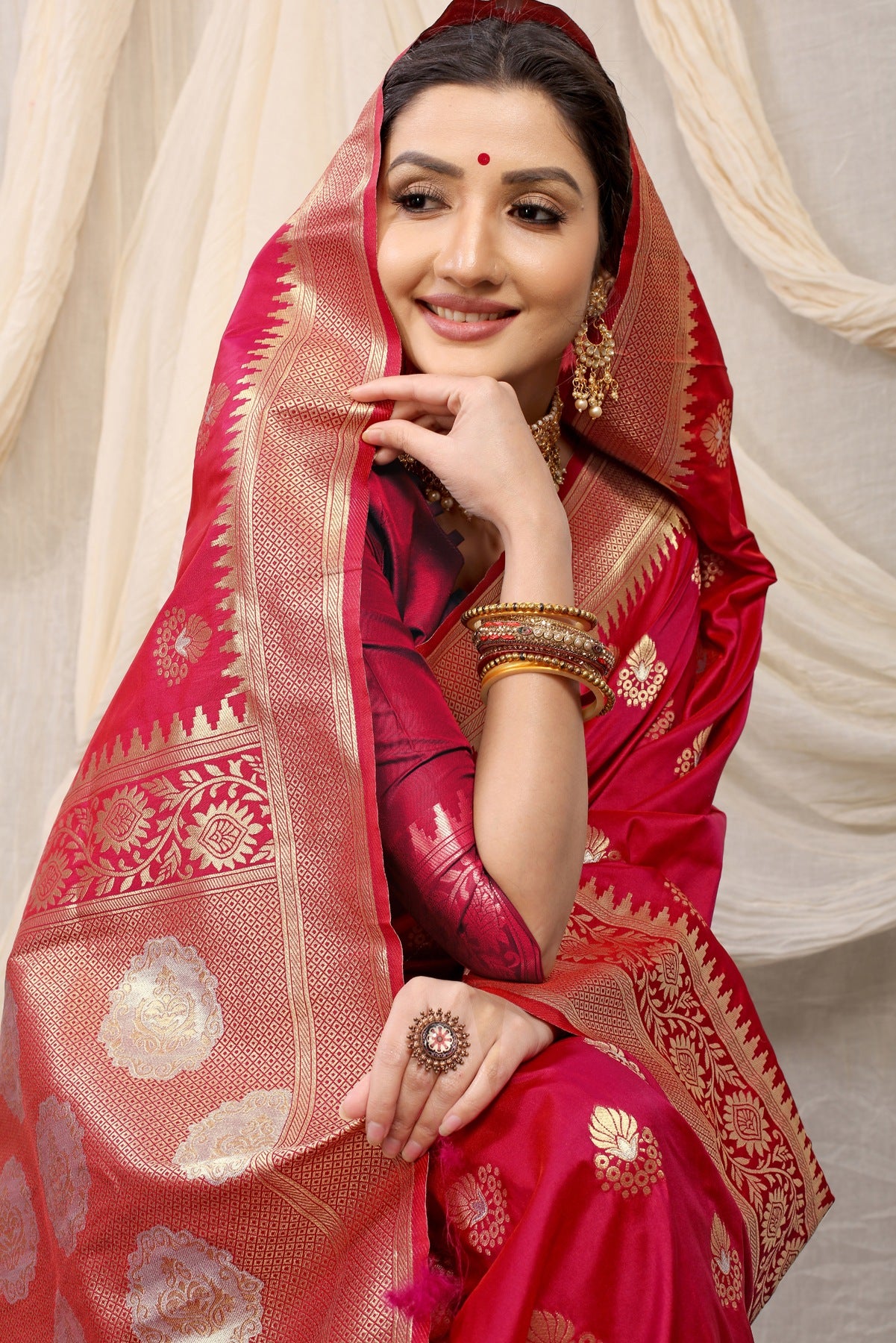 Staggering Dark Pink Kanjivaram Silk With Effervescent Blouse Piece