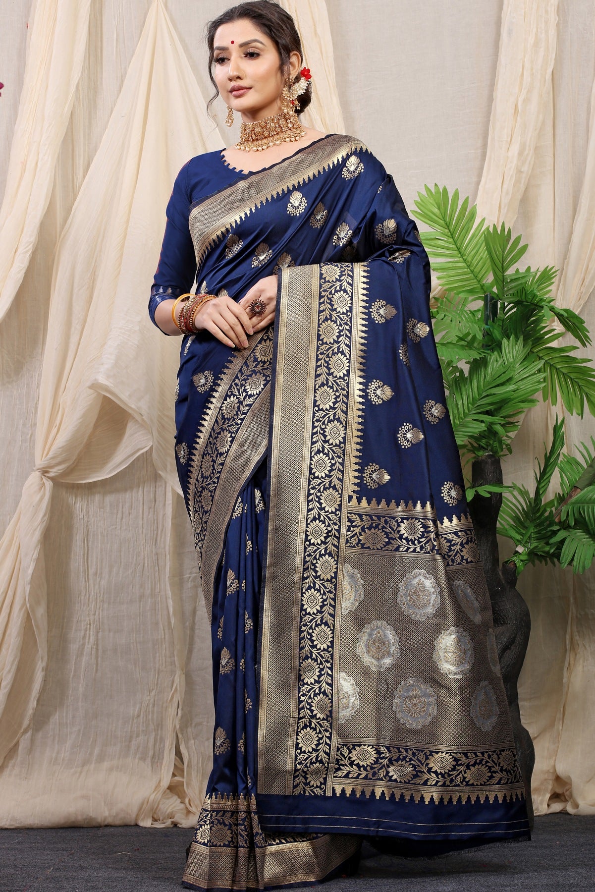 Devastating Navy Blue Kanjivaram Silk With Effervescent Blouse Piece