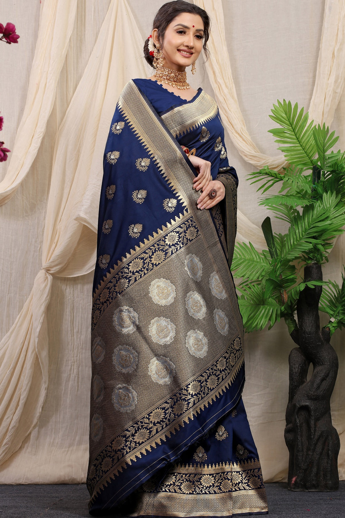 Devastating Navy Blue Kanjivaram Silk With Effervescent Blouse Piece