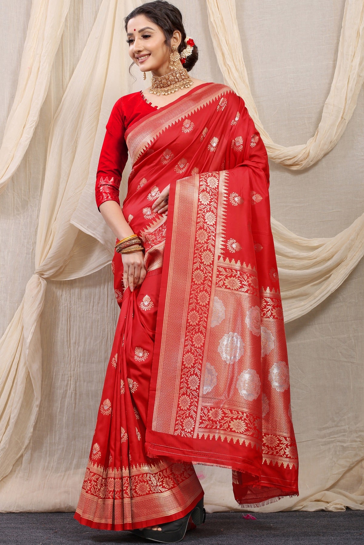 Magnetic Red Kanjivaram Silk With Effervescent Blouse Piece
