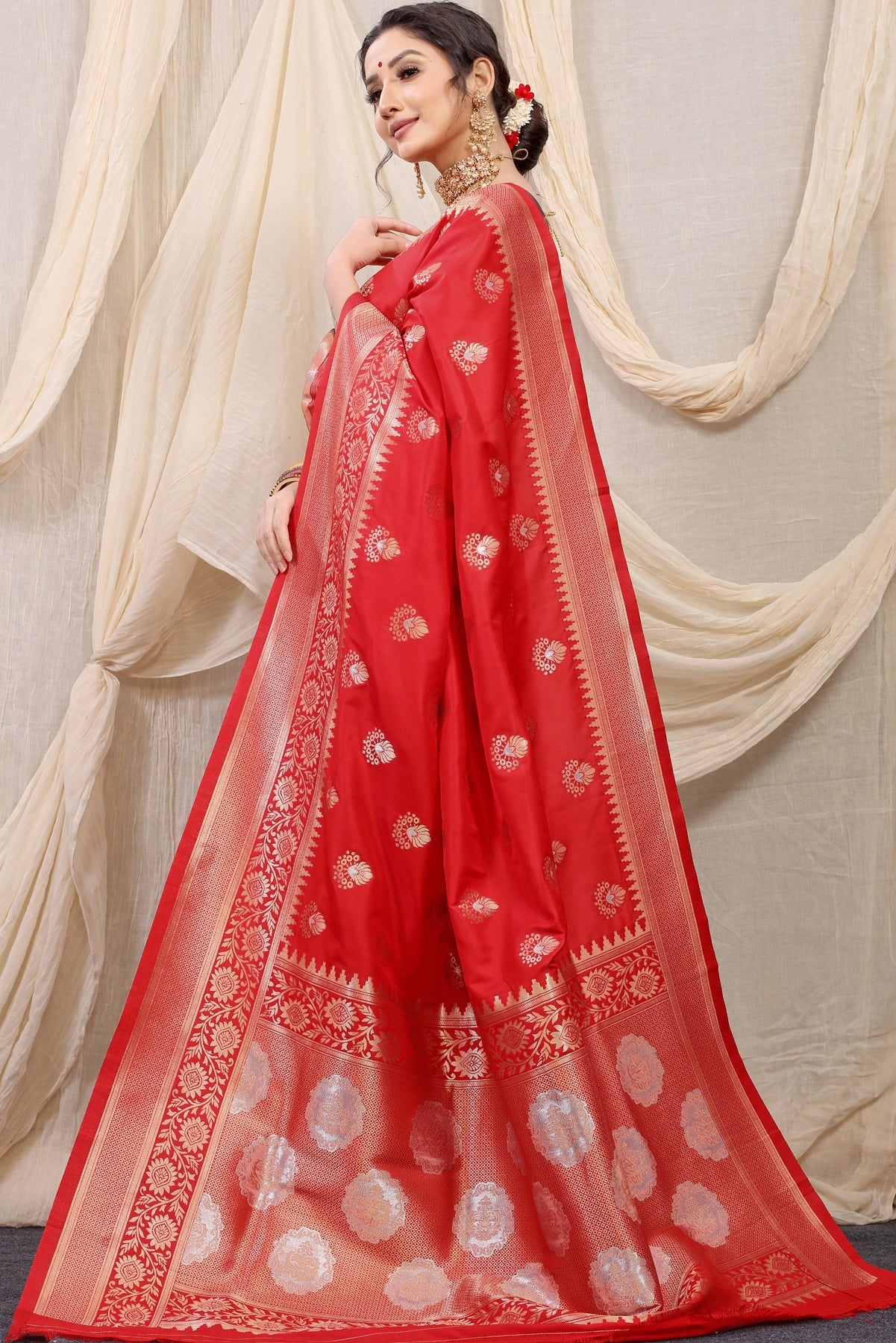Magnetic Red Kanjivaram Silk With Effervescent Blouse Piece