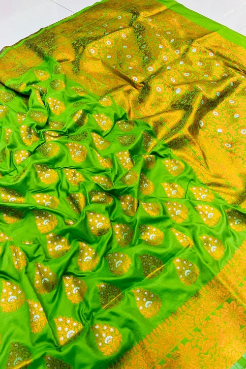 Load image into Gallery viewer, Luxuriant Green Soft Banarasi Silk Saree With Splendorous Blouse Piecew
