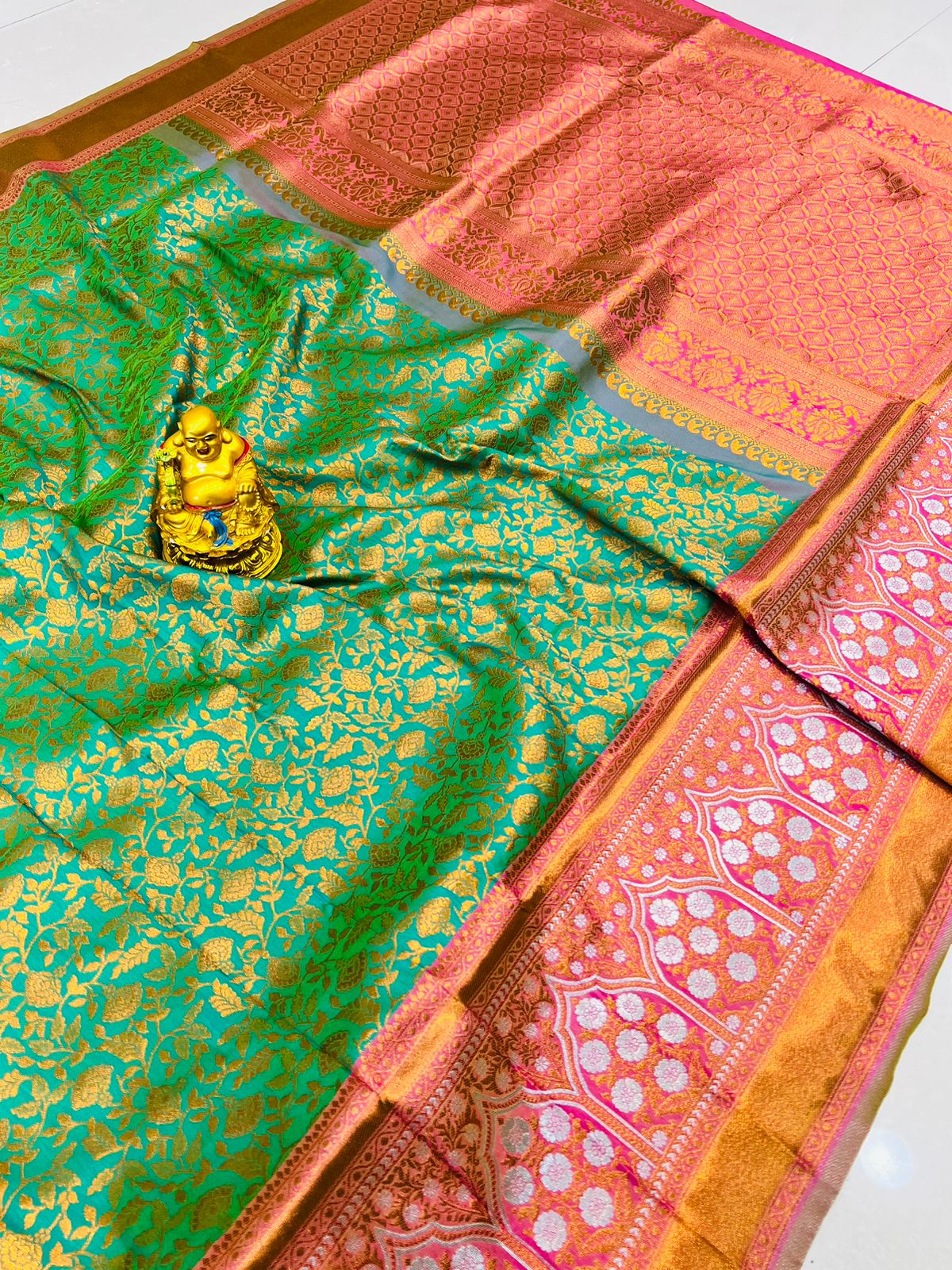 Desultory Sea Green Kanjivaram Silk Saree With Murmurous Blouse Piece