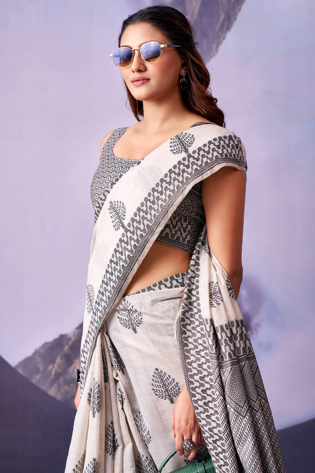 Captivating White and Black Cotton Silk Saree With Ravishing Blouse Piece