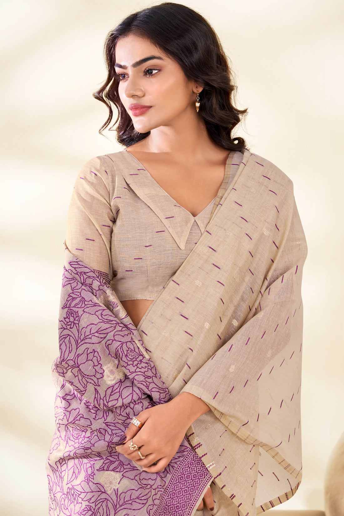 Stunner Beige Pure Munga Cotton Saree With Beleaguer Blouse Piece