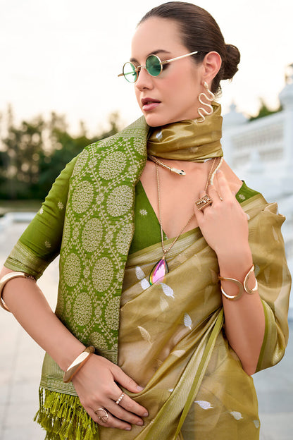 Arresting Green Soft Banarasi Silk Saree With Prettiest Blouse Piece