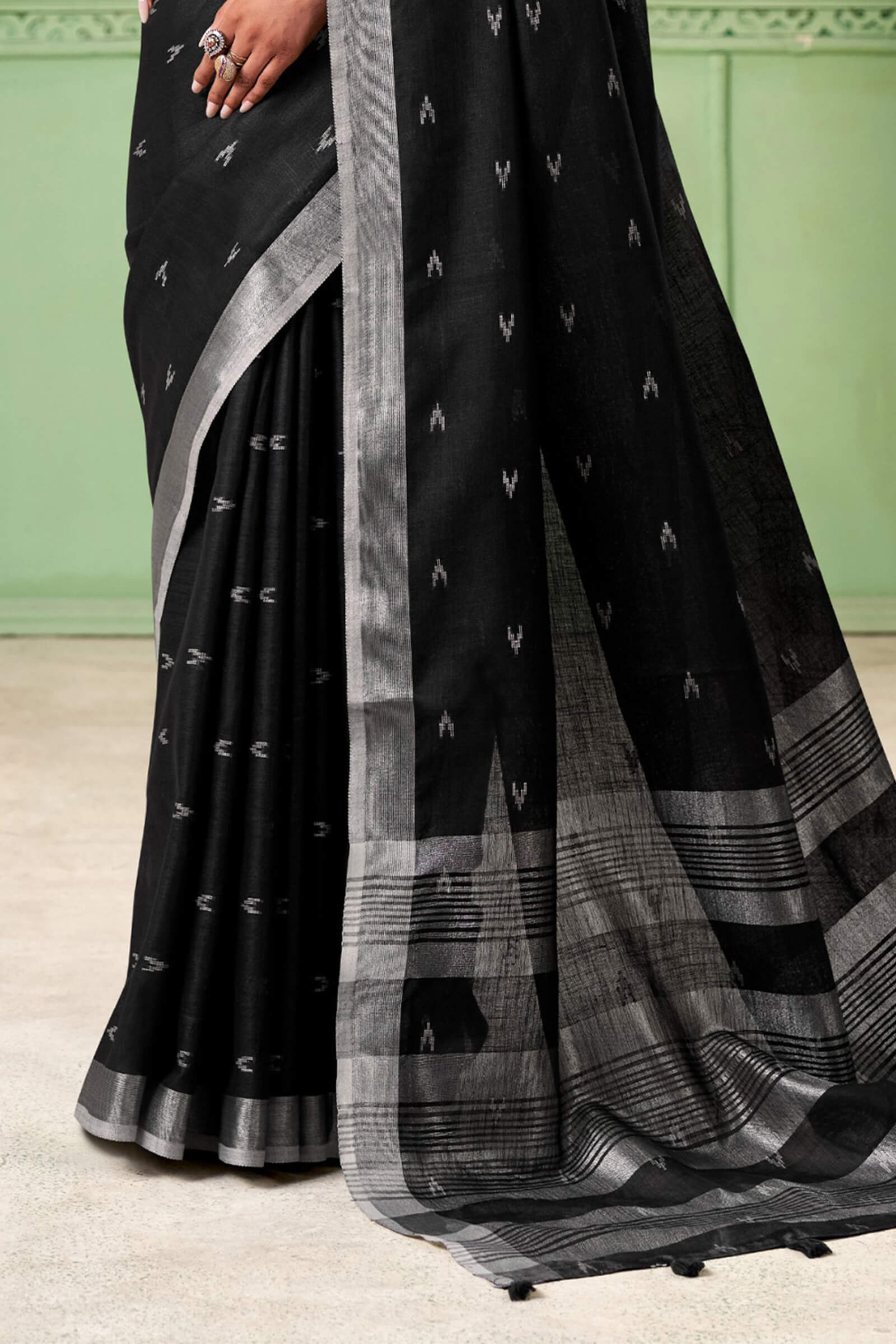 Twirling Black Cotton Silk Saree With Enigmatic Blouse Piece