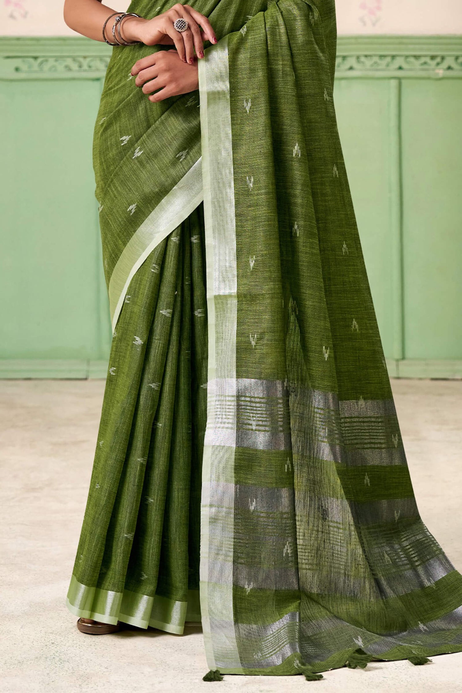 Exquisite Dark Green Cotton Silk Saree With Dulcet Blouse Piece