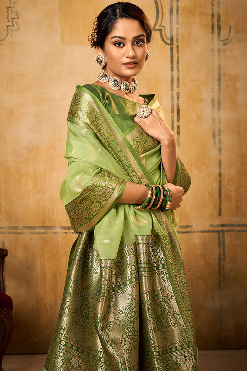 Load image into Gallery viewer, Mesmeric Green Soft Banarasi Silk Saree With Engrossing Blouse Piece
