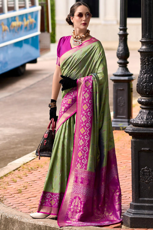 Load image into Gallery viewer, Engrossing Green Soft Banarasi Silk Saree With Arresting Blouse Piece
