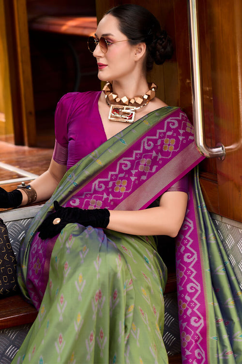 Load image into Gallery viewer, Engrossing Green Soft Banarasi Silk Saree With Arresting Blouse Piece
