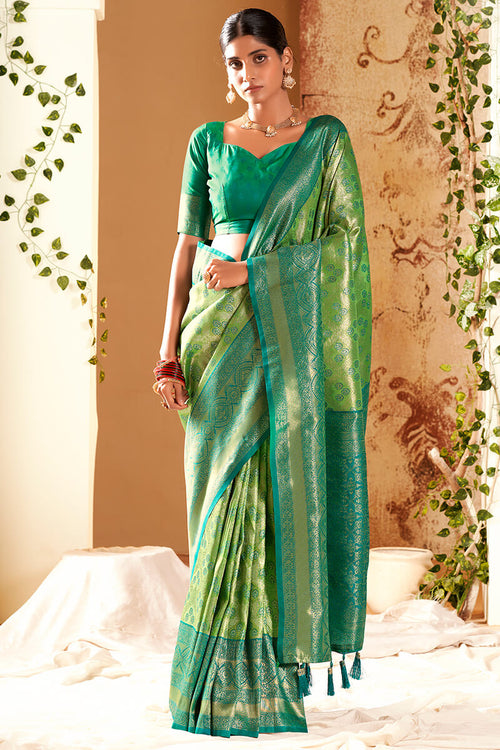 Load image into Gallery viewer, Alluring Green Kanjivaram Silk Saree With Resonant Blouse Piece
