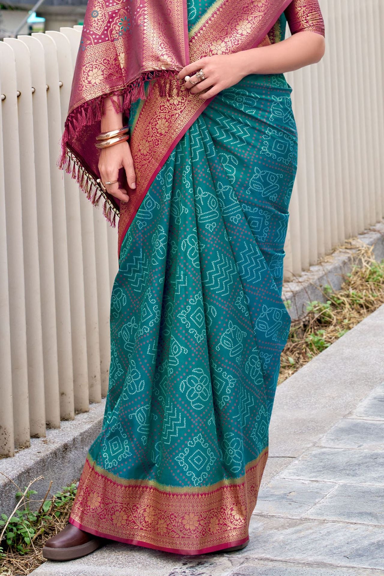 Elision Rama Soft Banarasi Silk Saree With Sonorous Blouse Piece