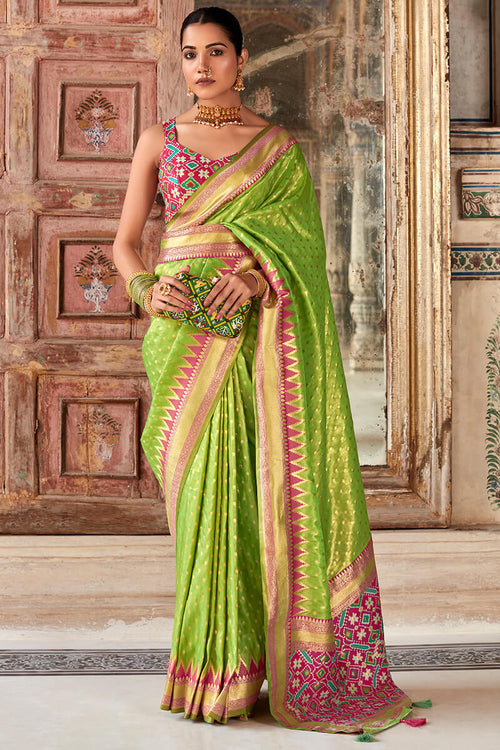 Load image into Gallery viewer, Arresting Green Soft Banarasi Silk Saree With Ravishing Blouse Piece
