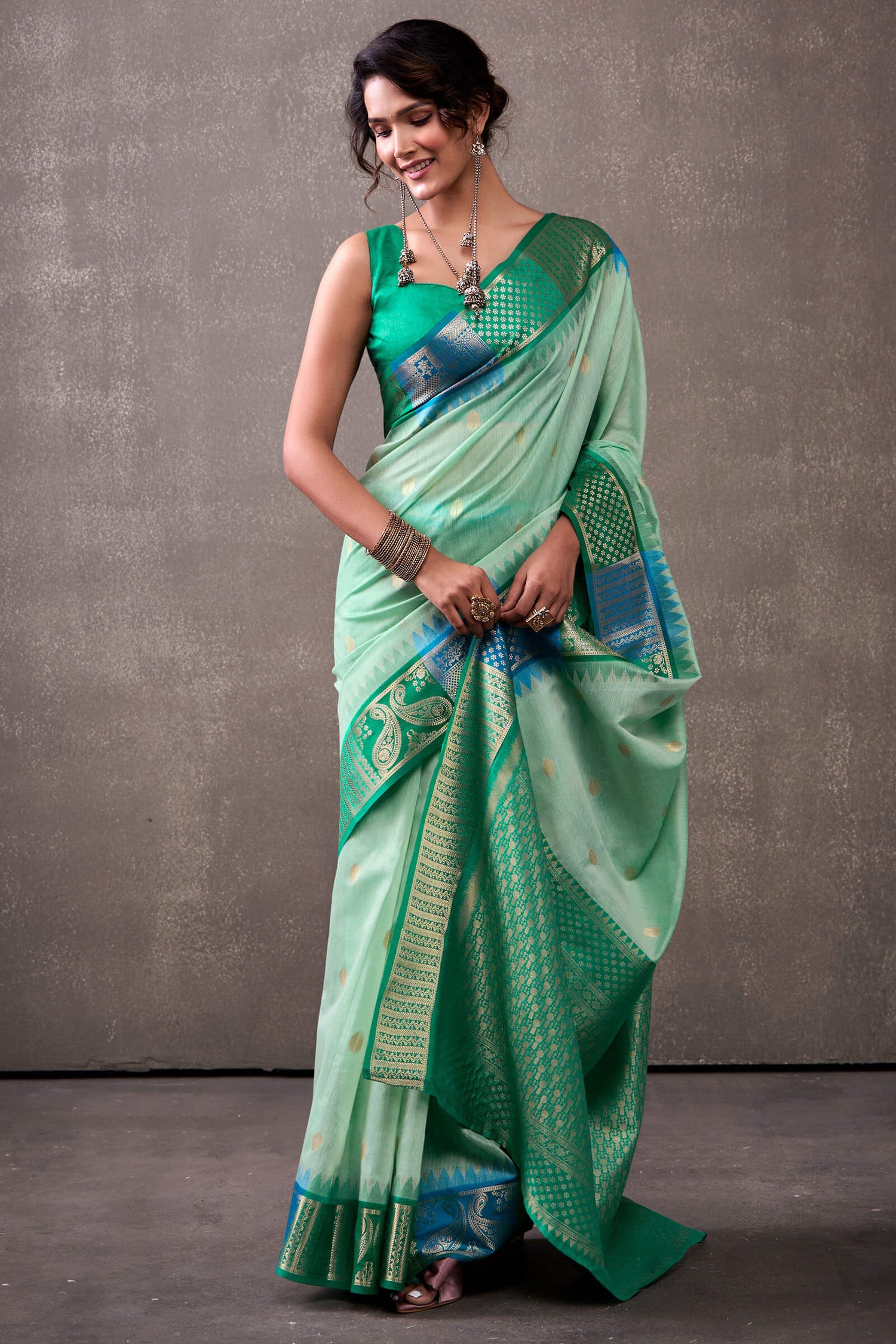 Inspiring Turquoise Cotton Silk Saree With Radiant Blouse Piece