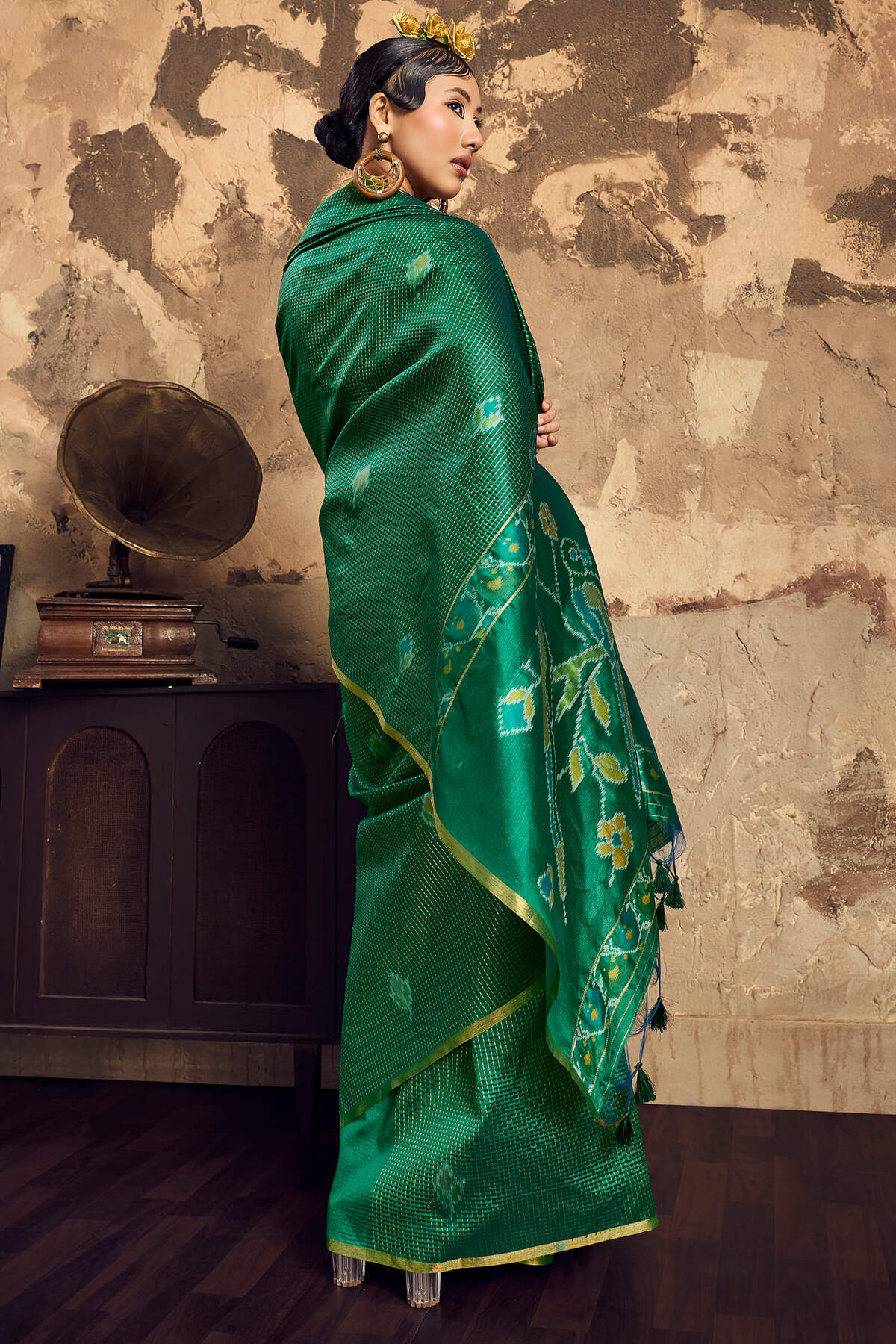 Enamoring Dark Green Banarasi Handloom Silk Saree With Bucolic Blouse Piece