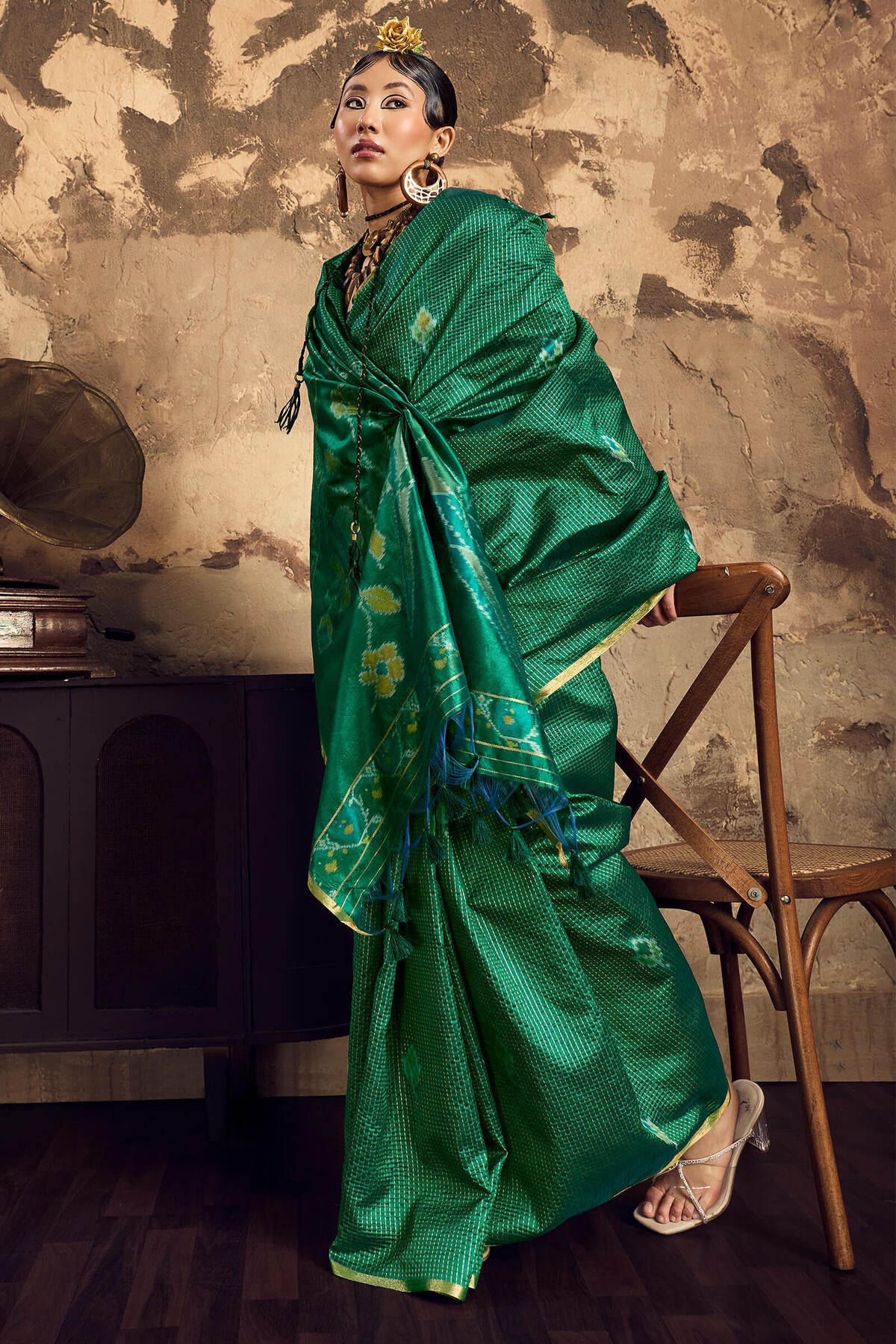 Enamoring Dark Green Banarasi Handloom Silk Saree With Bucolic Blouse Piece