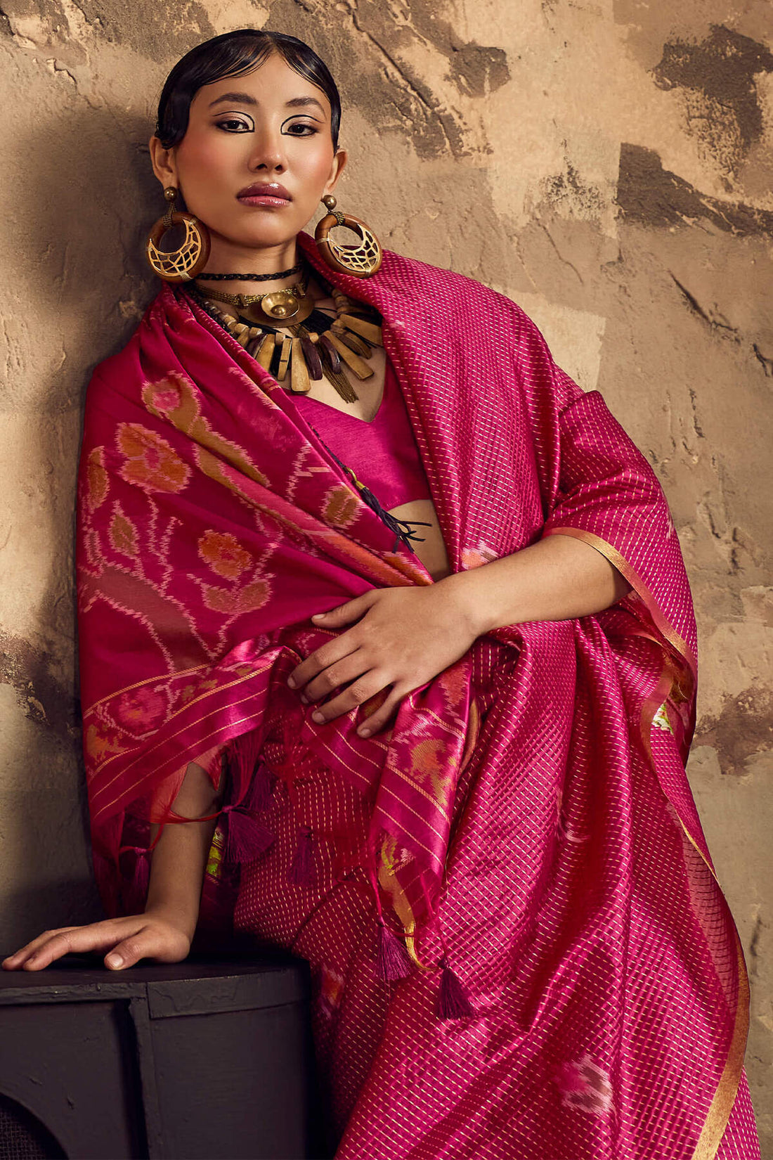 Staggering Wine Banarasi Handloom Silk Saree With Pleasurable Blouse Piece