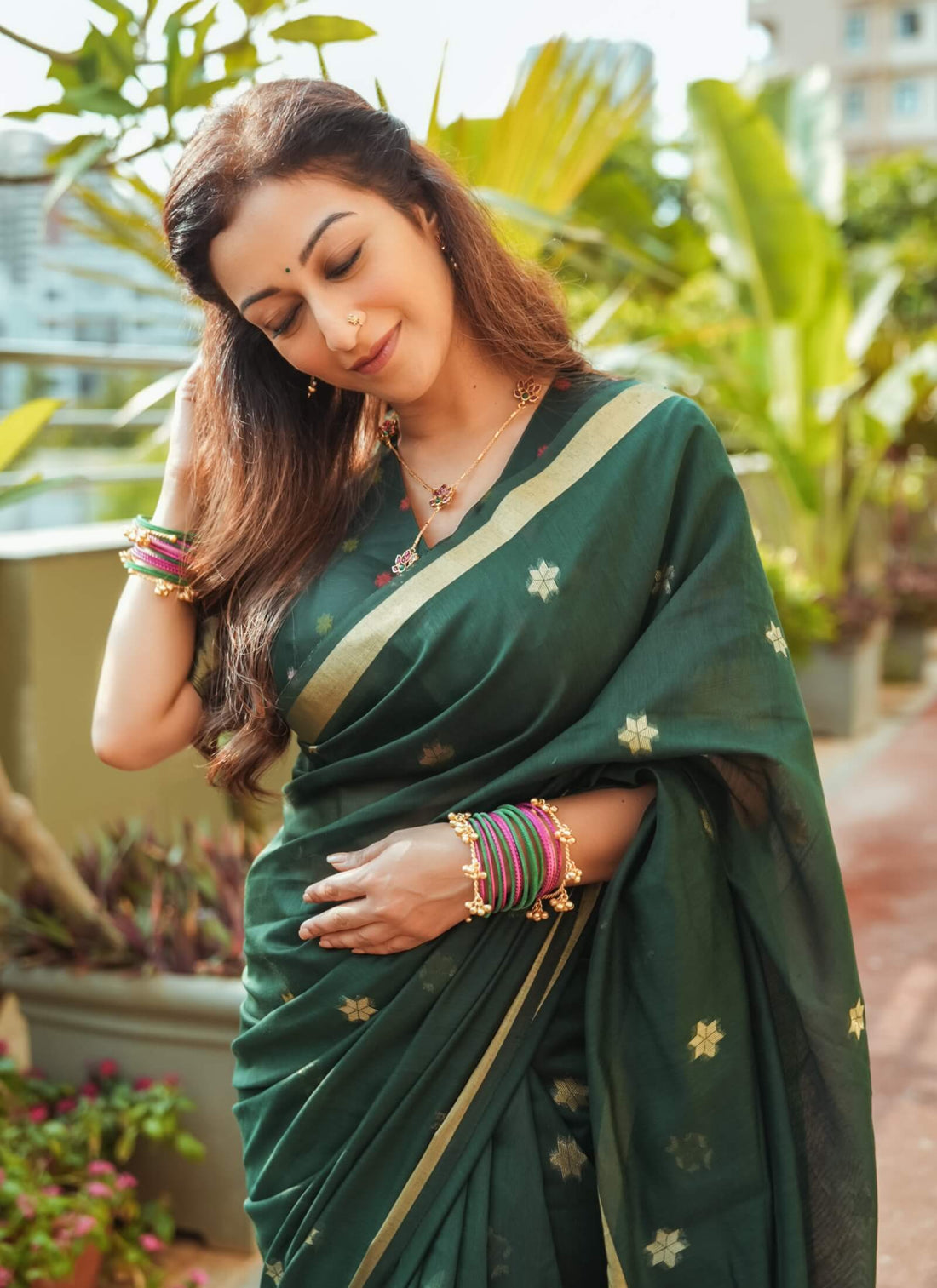 Sunayana Fozdar In Dark Green Munga Cotton Saree
