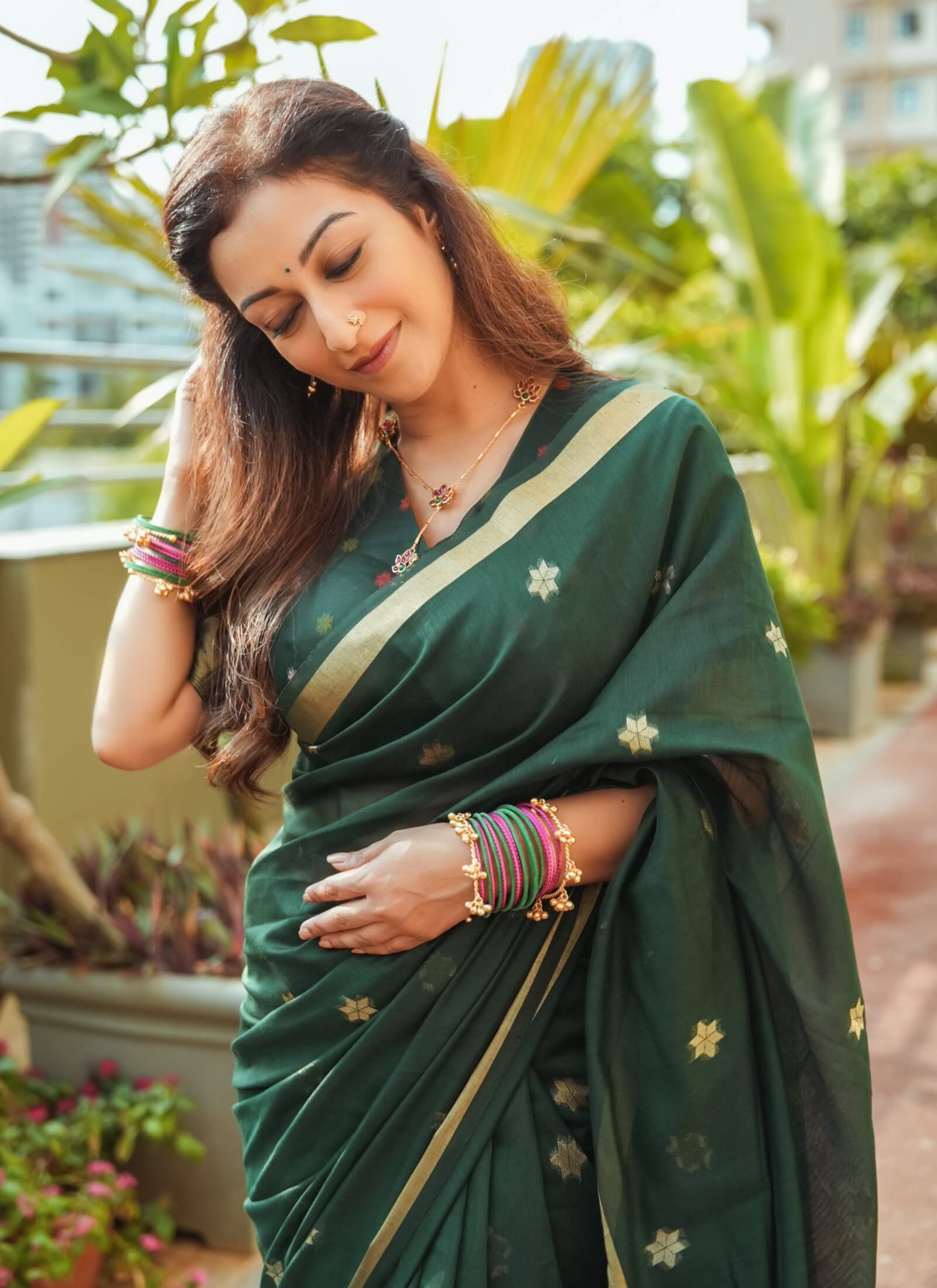 Sunayana Fozdar In Dark Green Munga Cotton Saree