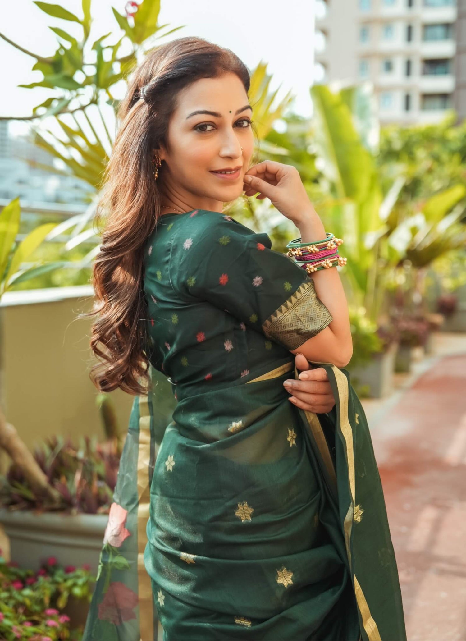 Sunayana Fozdar In Dark Green Munga Cotton Saree