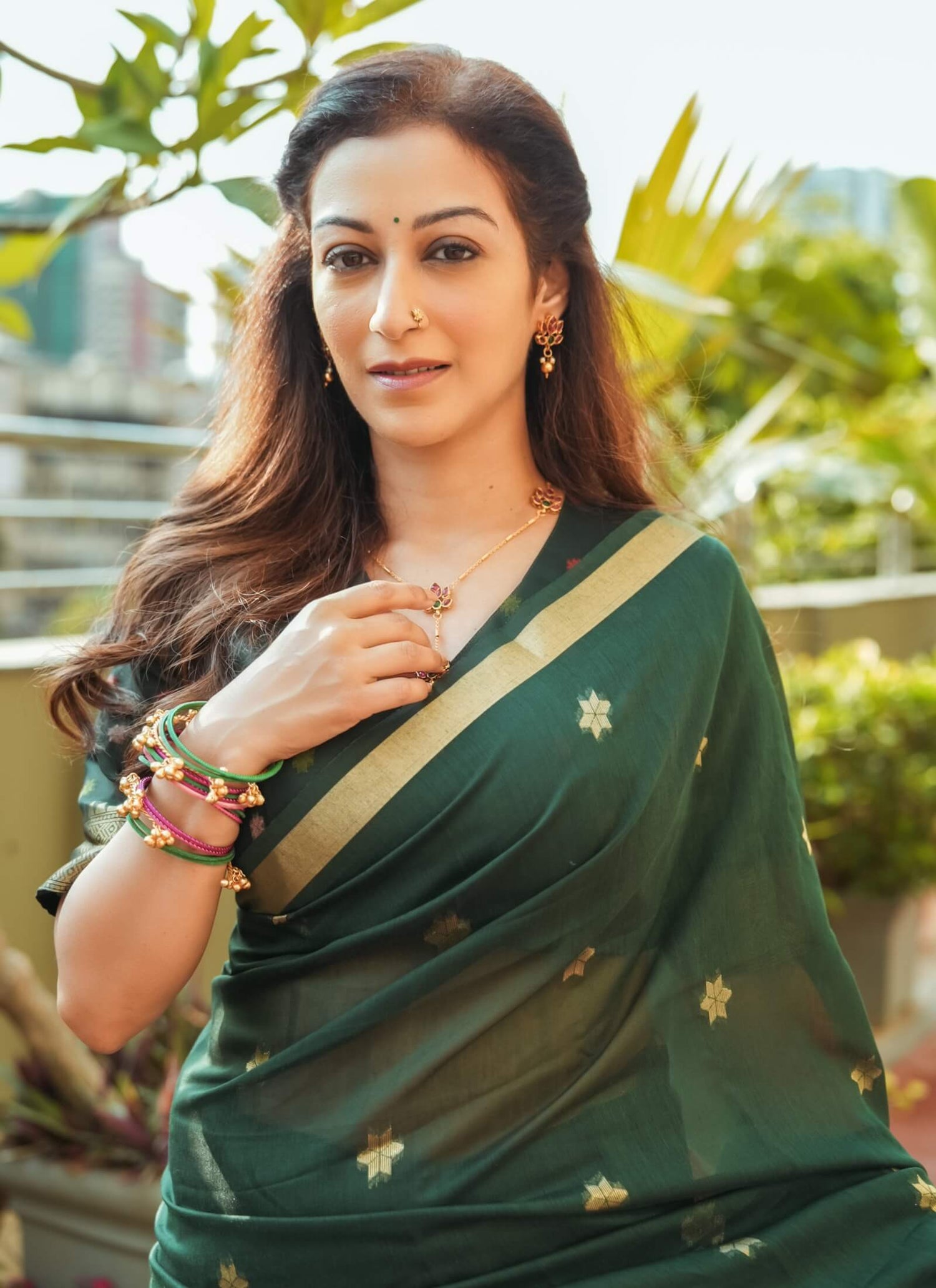 Sunayana Fozdar In Dark Green Munga Cotton Saree