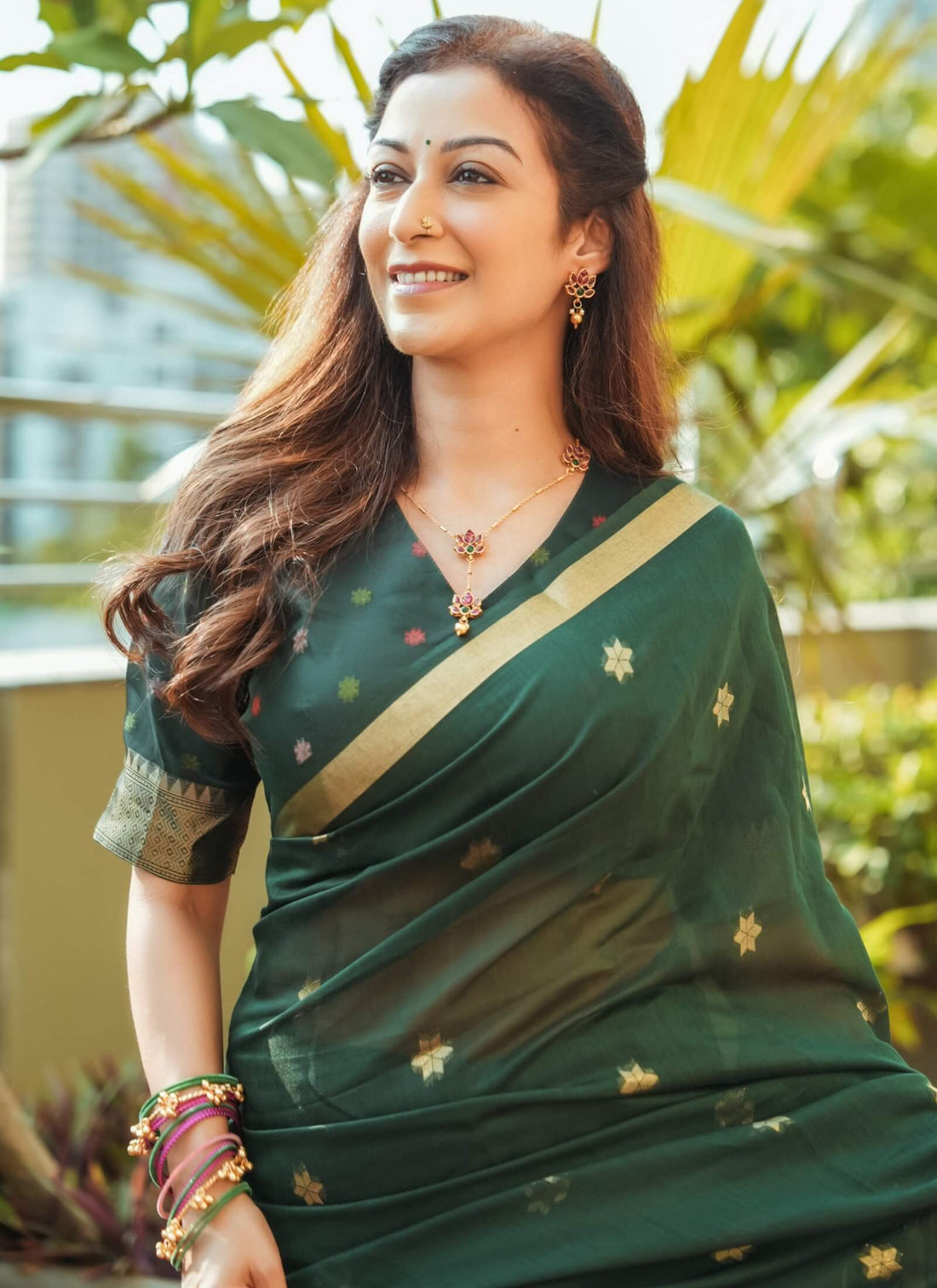 Sunayana Fozdar In Dark Green Munga Cotton Saree