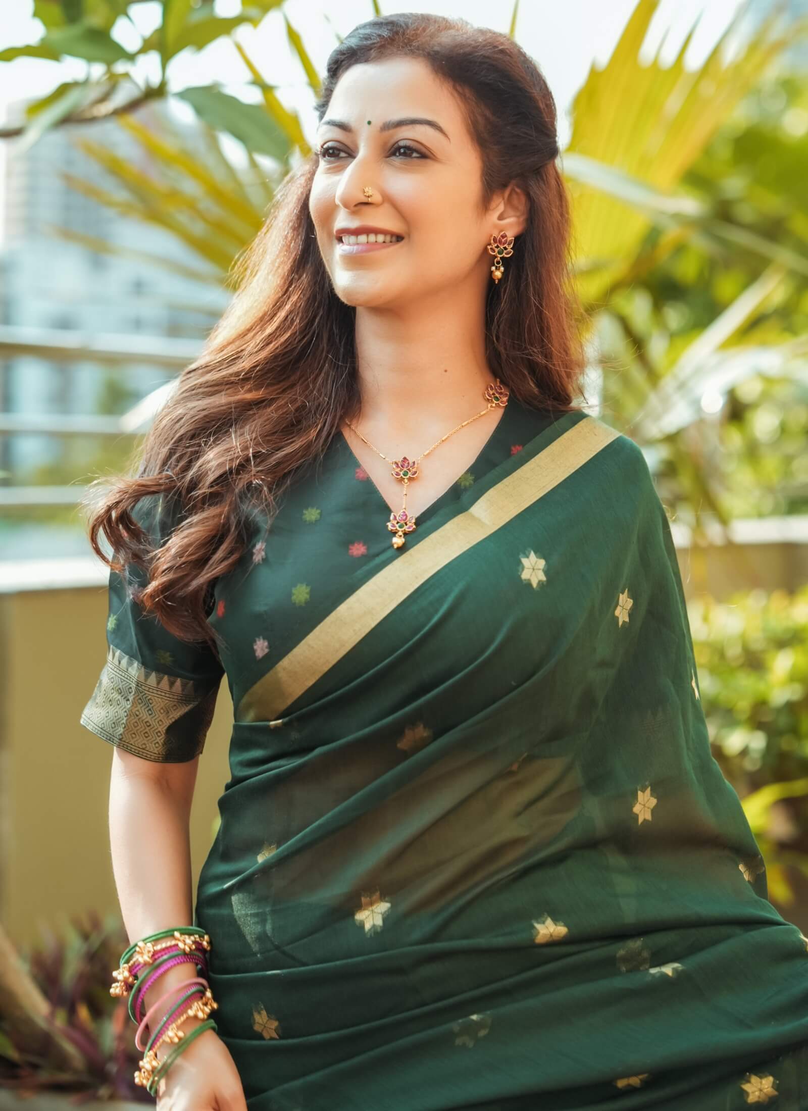 Sunayana Fozdar In Dark Green Munga Cotton Saree