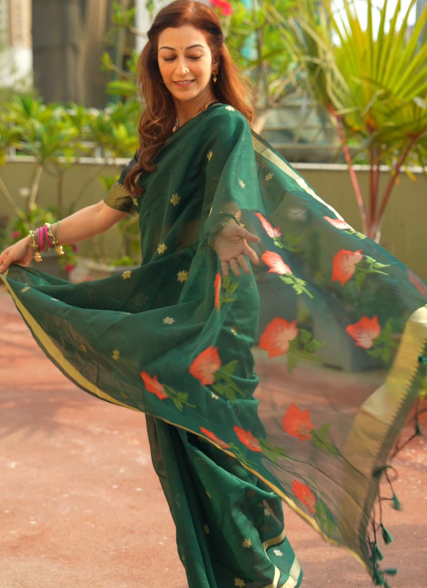 Sunayana Fozdar In Dark Green Munga Cotton Saree