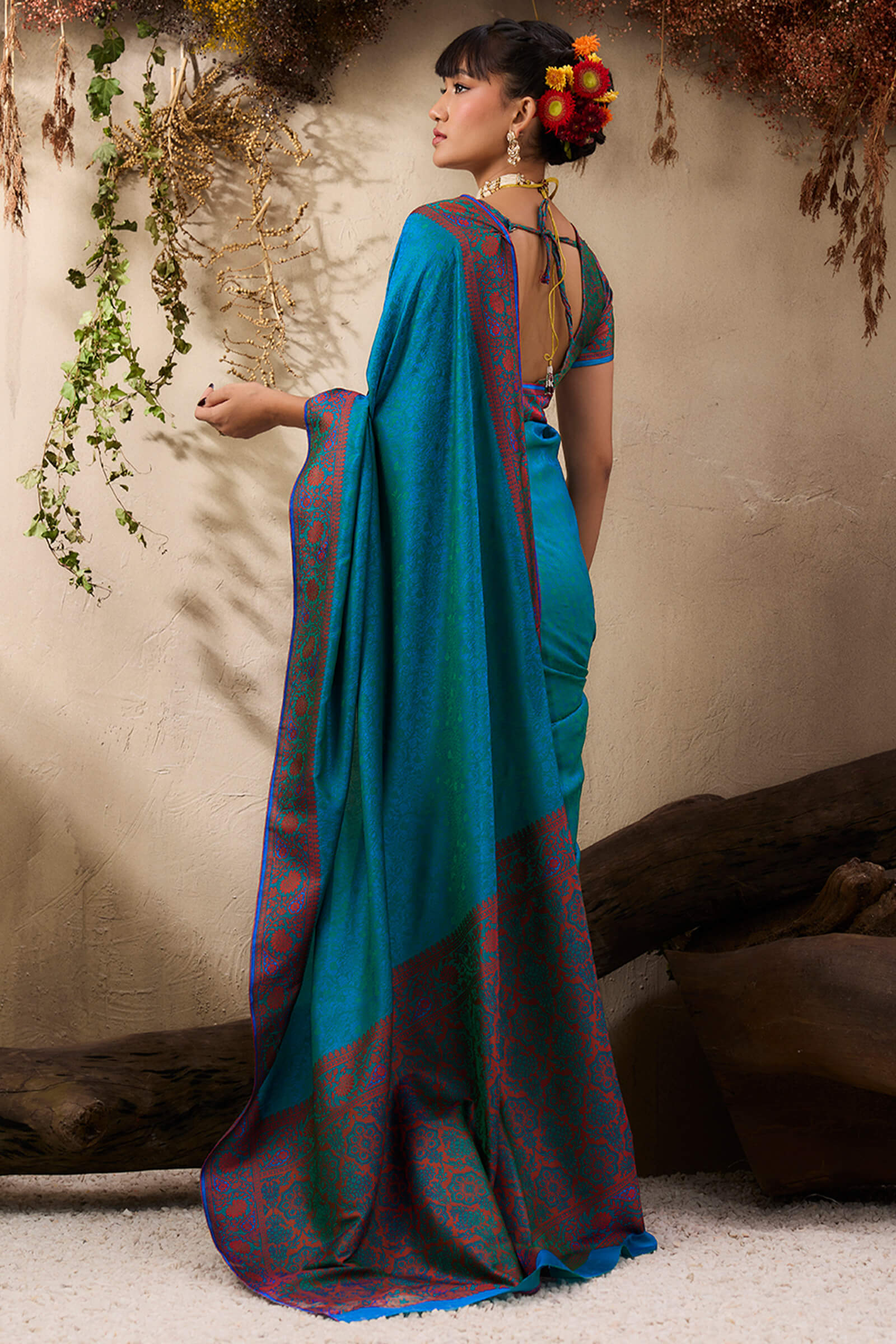 Ephemeral Rama Kanjivaram Silk Saree With Mellifluous Blouse Piece