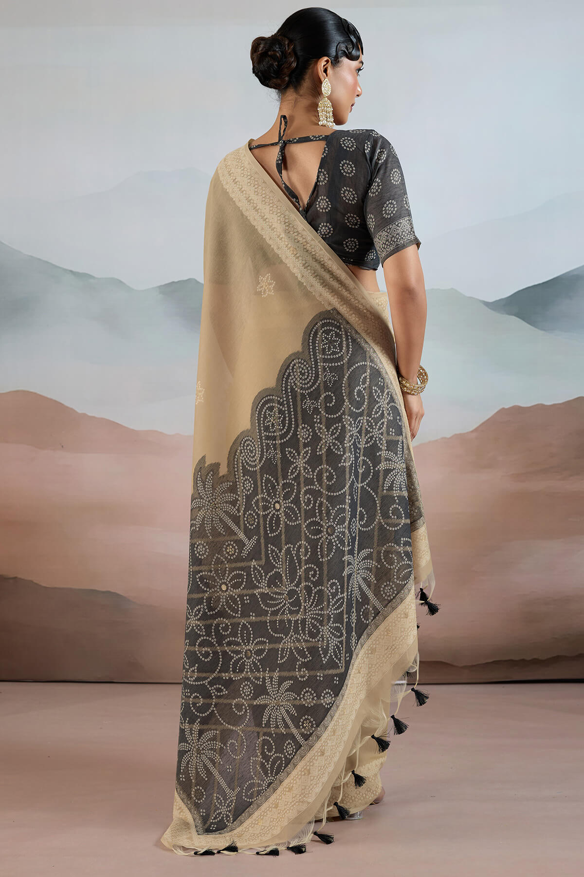 Improbable Beige Cotton Silk Saree With Vivacious Blouse Piece