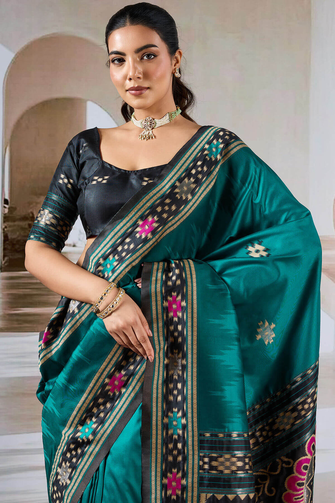 Artistic Rama Patola Silk Saree with Refreshing Blouse Piece