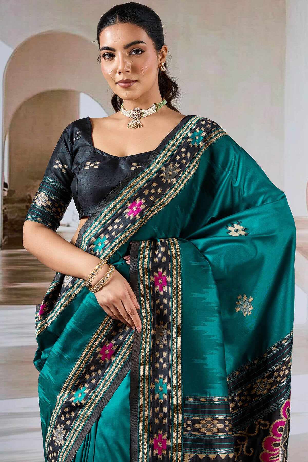 Artistic Rama Patola Silk Saree with Refreshing Blouse Piece