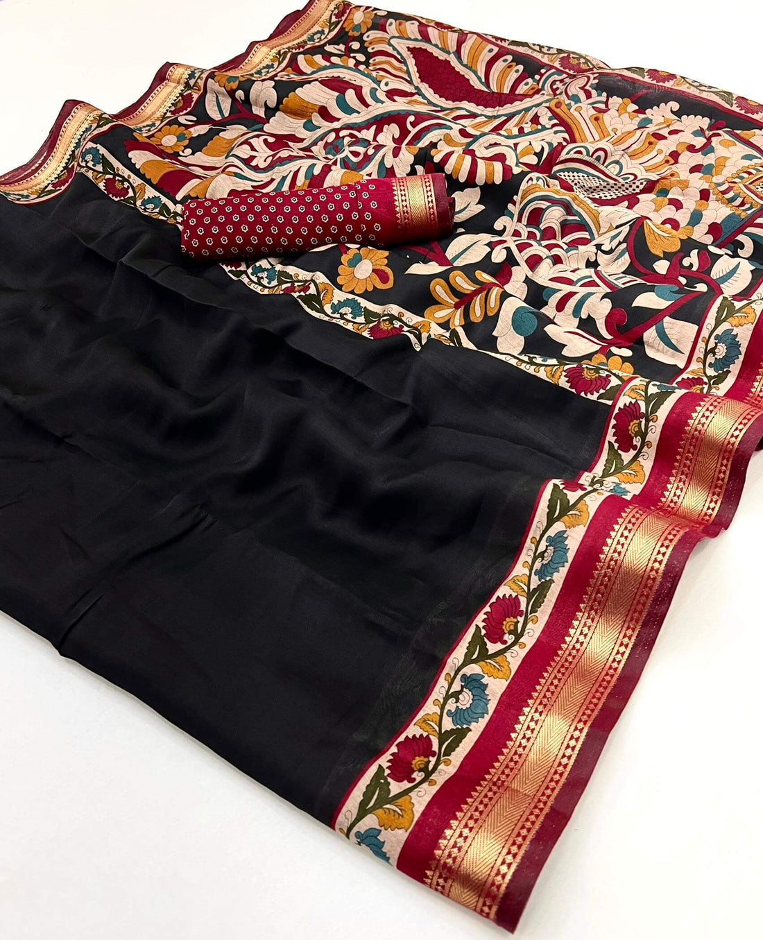 Enchanting Black Printed Mul Cotton Saree With Demanding Blouse Piece