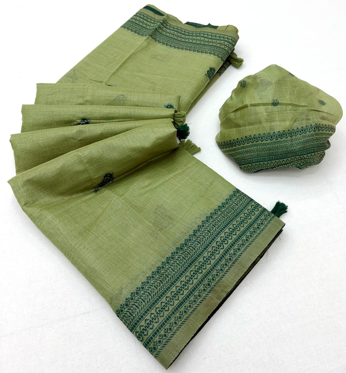 Grandiose Green Pure Munga Cotton Silk Saree With Desiring Blouse Piece