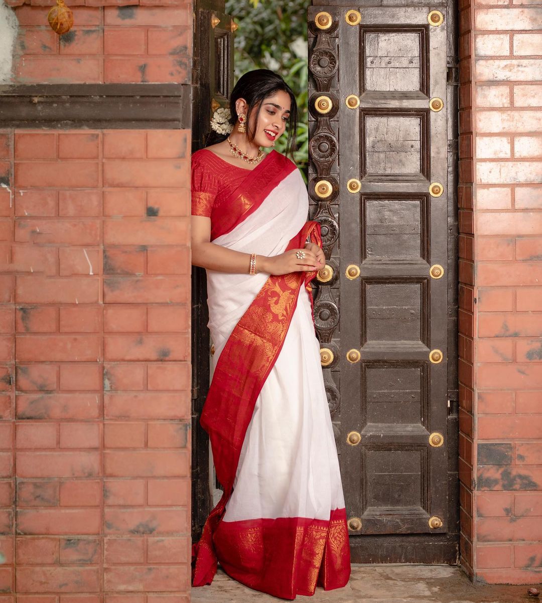 Outstanding White Soft Silk Saree With Snappy Blouse Piece